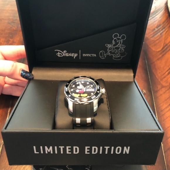 Disney Invicta Limited Edition Mickey Mouse Watch - Picture 4 of 13